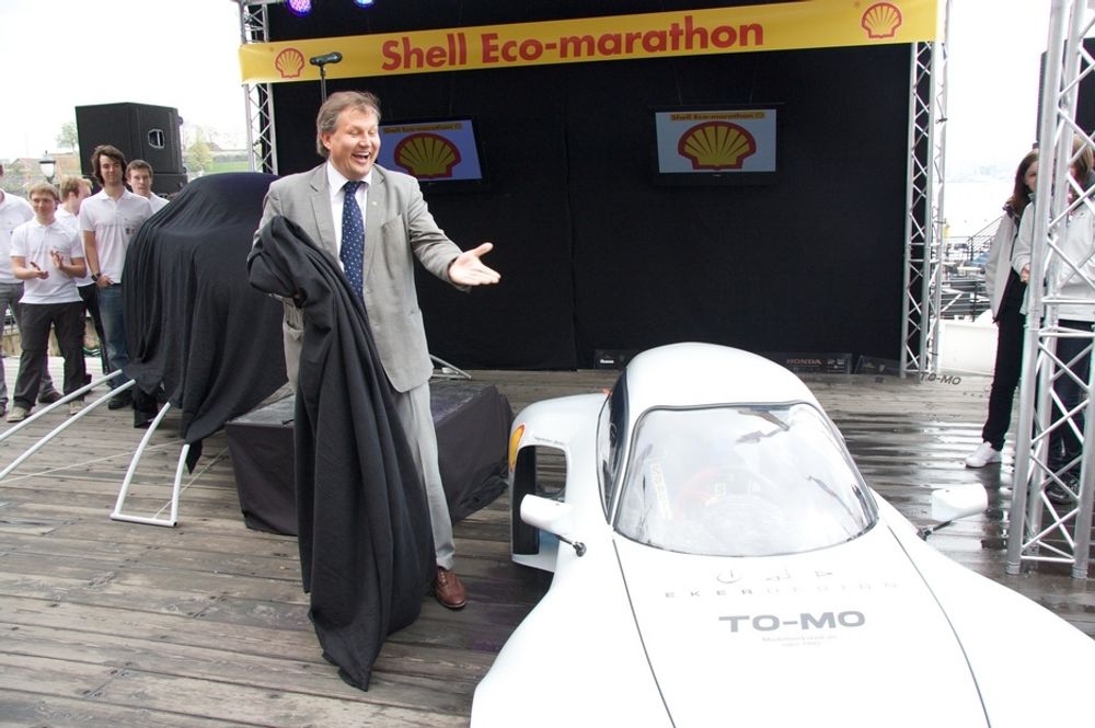 AVDUKER: Her avduker olje- og energiminister Terje Riis-Johansen bilen Frost, Høyskolen i Østfolds deltager i Shell Eco-marathon. Billøpet er for energigjerrige biler og går av stabelen i Tyskland i mai.