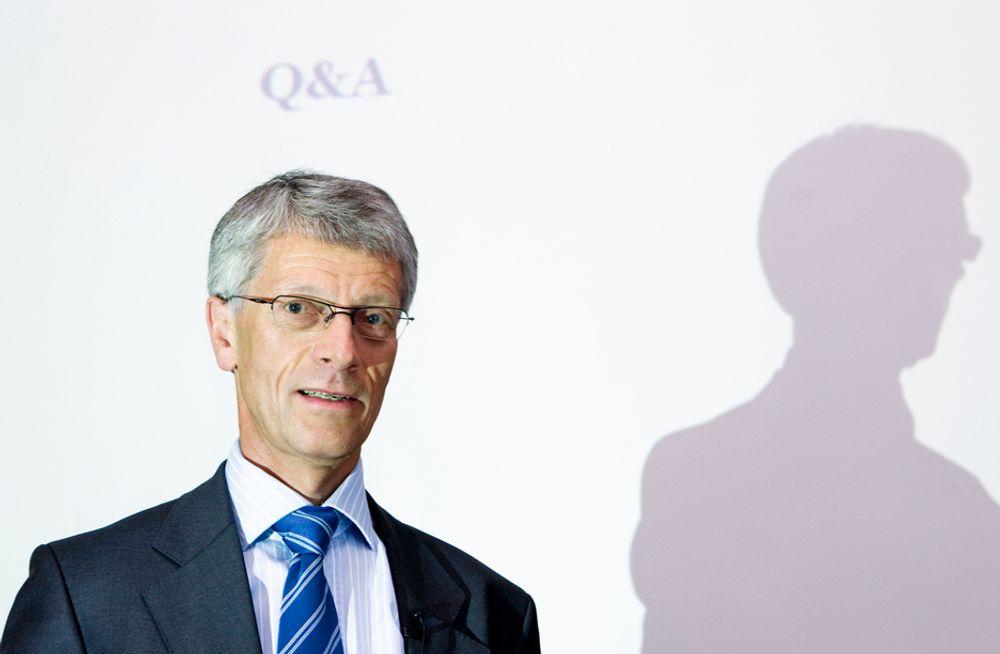 Olav Volldal i Kongsberg Automotive må presentere et regnskap med inntekter som er nær halvert i første halvår.