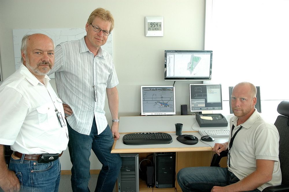KommandoROMMET: VTS er installert i flyplassvakten og vil senere monteres hos flygelederne i Tårnet. Fra venstre Ole B. Kleppe, Magne Glittum og Ronny Stensrud.