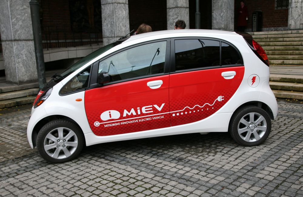 Mitsubishis MiEV har en toppfart på 130 km\t, og rekkevidde på 160 km.
