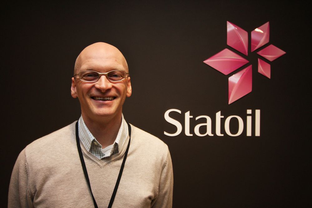IKKE ROSA: Markedsdirektør Kjetil Undhjem mener Statoils nye magentafargede logo ikke er feminin på svart bakgrunn.