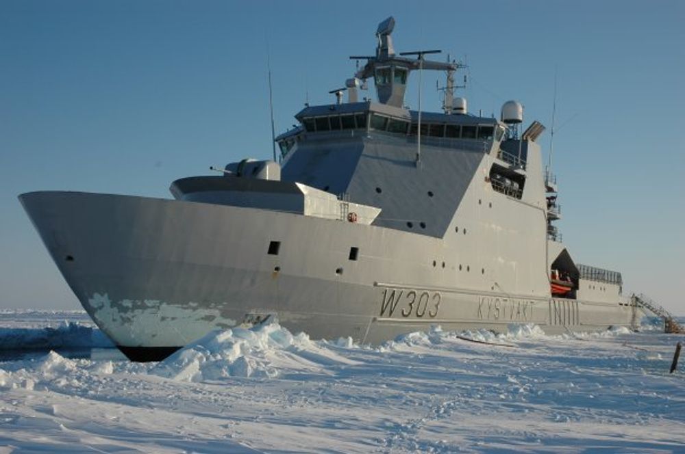 TEST: Kystvaktskipet Svalbard har brukt og prøvd ut utstyret for å se is og sjekke hvordan is påvirker skroget.