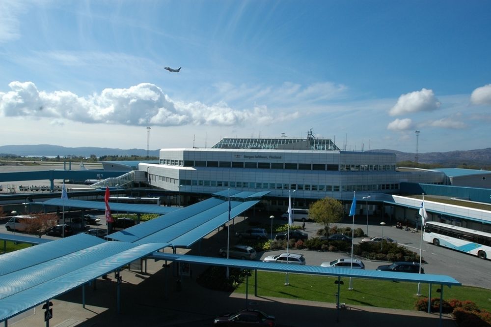 SPRENGT: I fjor reiste 4,8 millioner passasjerer til og fra Bergen lufthavn Flesland. Terminalen er bygget for kun 2 millioner passasjerer, men i første omgang er det forbedret flykapasitet som prioriteres i utbyggingen.