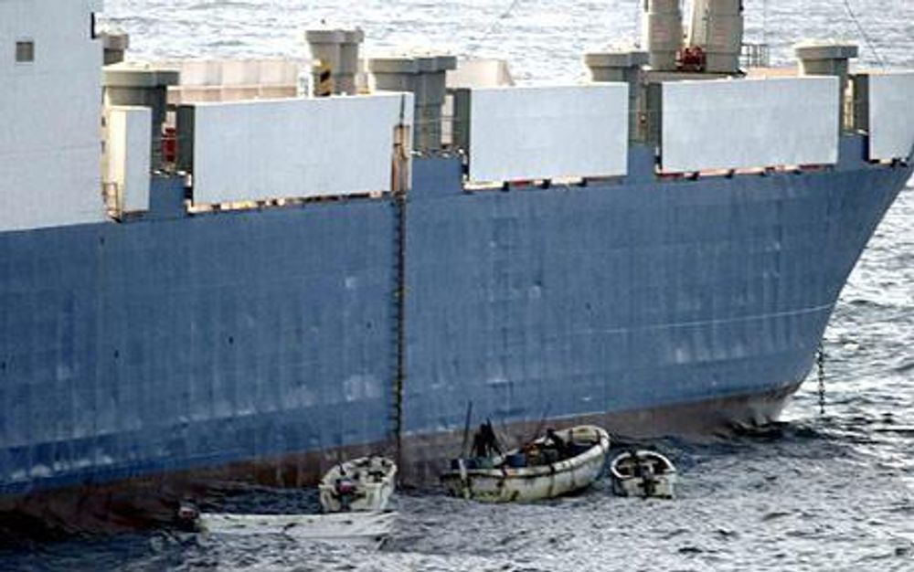 Pirater border et skip utenfor Somalia i fjor.