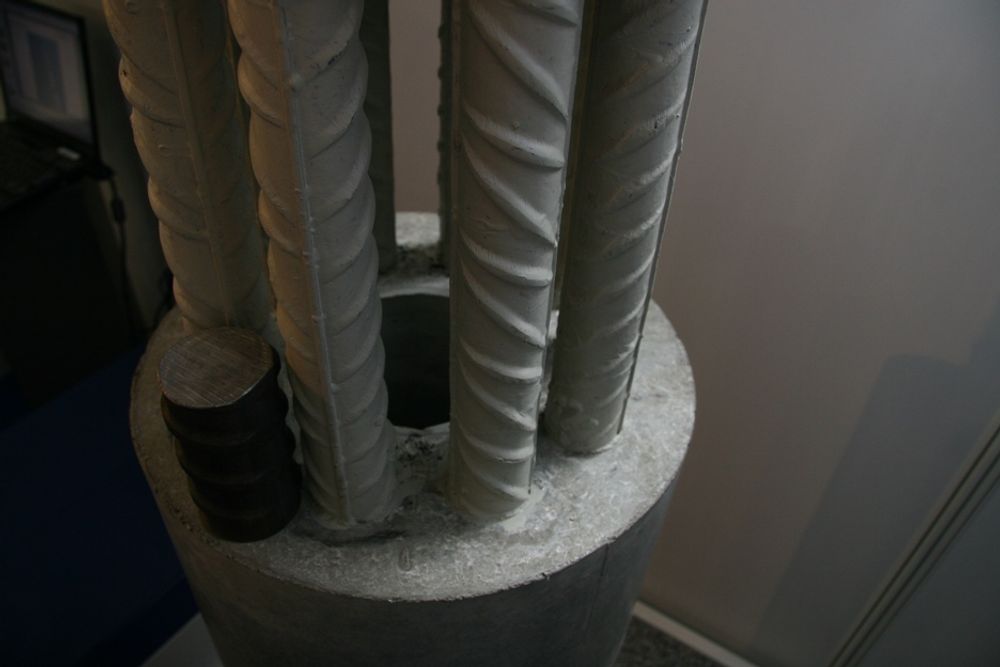 FORSPENT: Ved siden av komprimering av betongen er armeringen kraftig forspent i Euro-Poles søyler. I midten sees hullet.