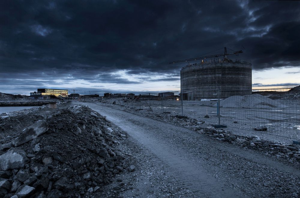FARLIG: I Risavika i Stavanger ligger produksjonsanlegget for LNG-gass 250 meter fra den nye fergeterminalen. I USA ville avstandskravet vært 16 kilometer.