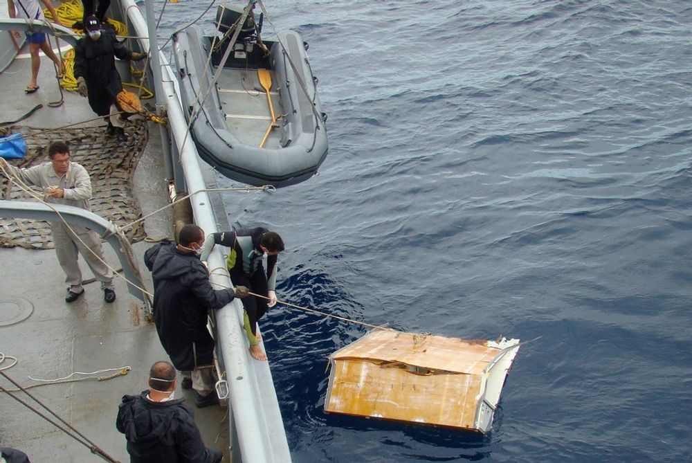 Mannskap på en brasiliansk fregatt plukker opp vrakdeler fra det styrtede Air France-flyet i forrige uke. Nå skal også de såkalte svarte boksene være lokalisert.