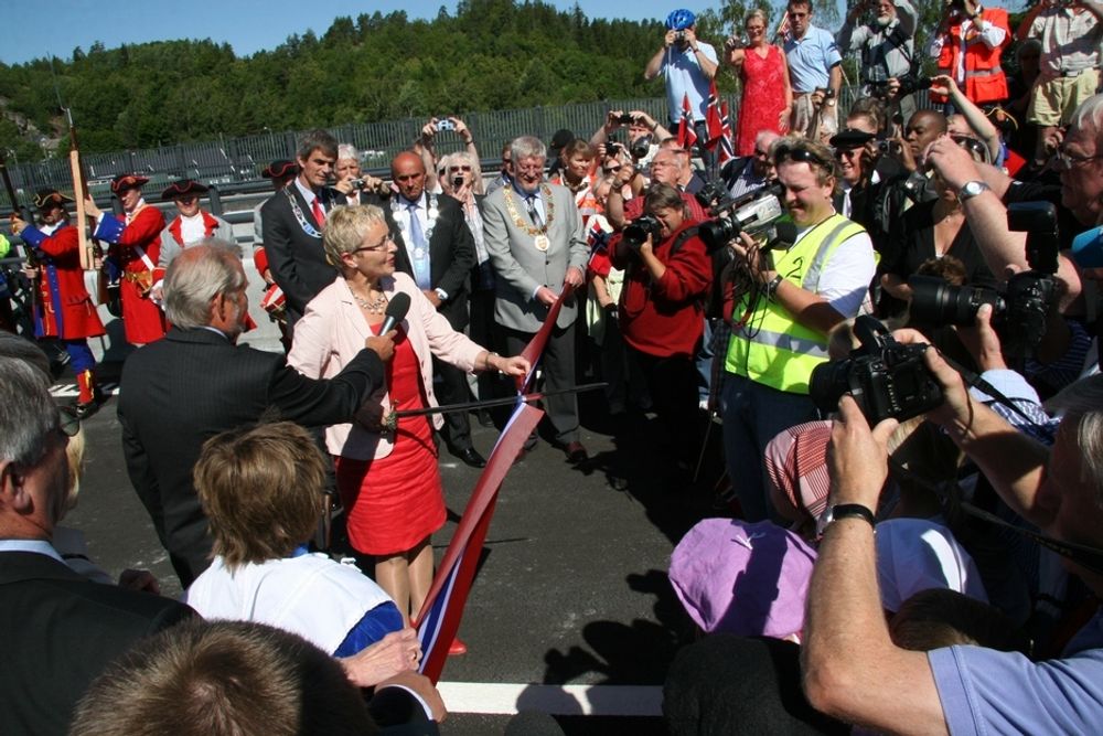 SABEL: Med sabel kuttet samferdselsminister Liv Signe Navarsete snoren da motorveien mellom Bommestad og Langåker i Vestfold ble åpnet 22. juni.