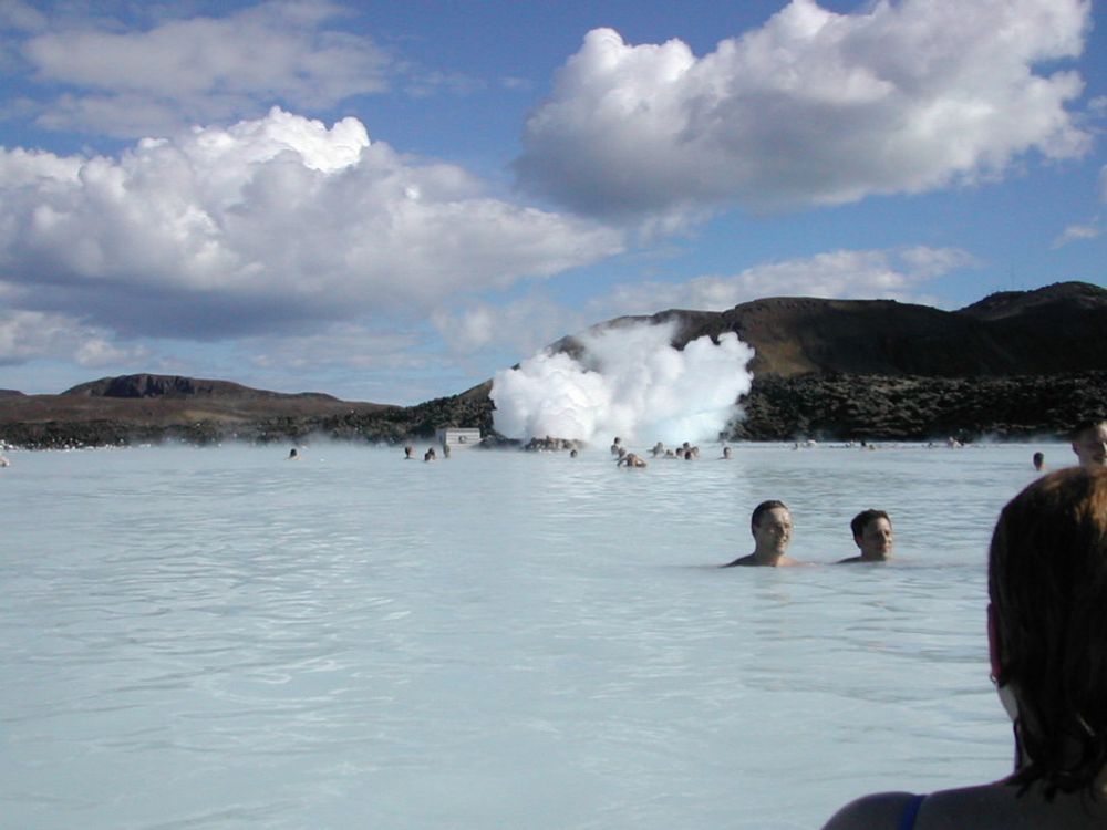 VARMT: Islands varme kilder innbyr ikke bare til bading, men det betyr også vanvittig billig kraft.