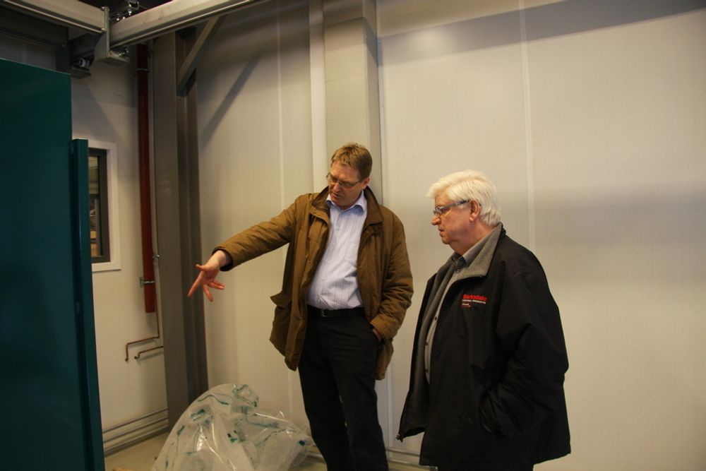 SNART KLART: Hydranors sjef Roar Kristensen (til v.) viser frem den nye fabrikken til Steinar Haugnes fra Hydex.