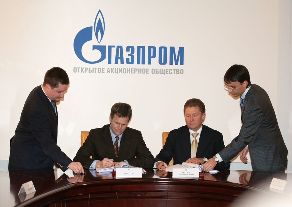 NY KRUSEDULL: StatoilHydros konsernsjef Helge Lund og Gazproms toppsjef Alexei Miller ved forrige signeringsrunde 25. oktober i fjor. Nå er Shtokman Development AG endelig en realitet.