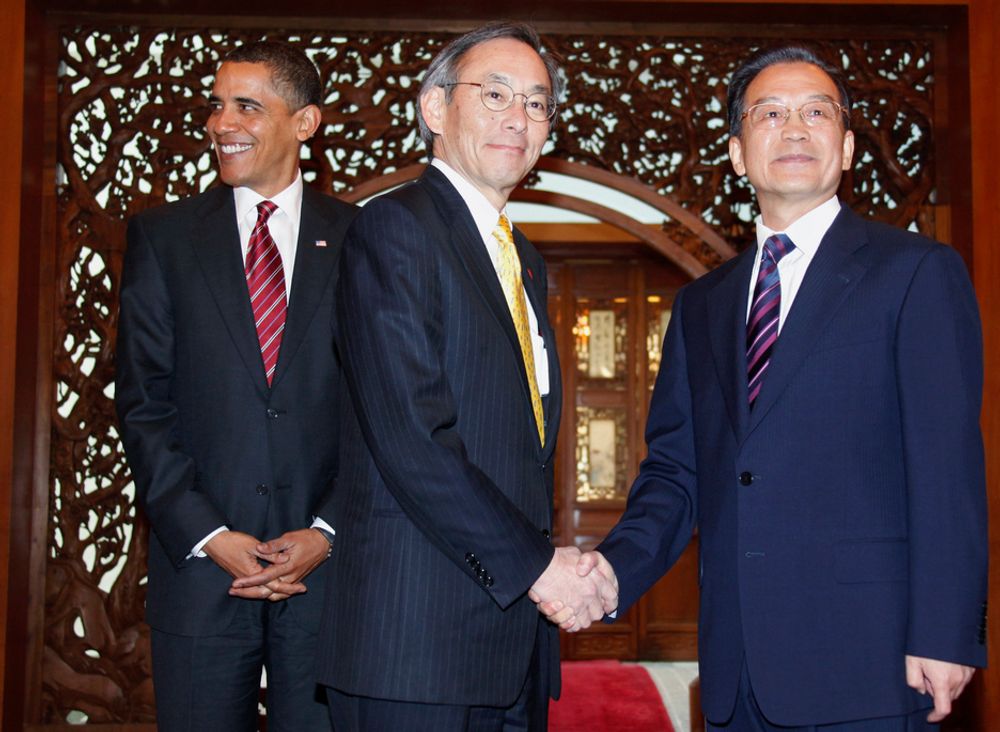 KINA OVERTAR: USA er i ferd med å miste sitt lederskap innen teknologiutvikling, advarer USAs energiminister Steven Chu (i midten). Her hilser han på Kinas statsminister Wen Jiabao. I bakgrunnen Barack Obama.