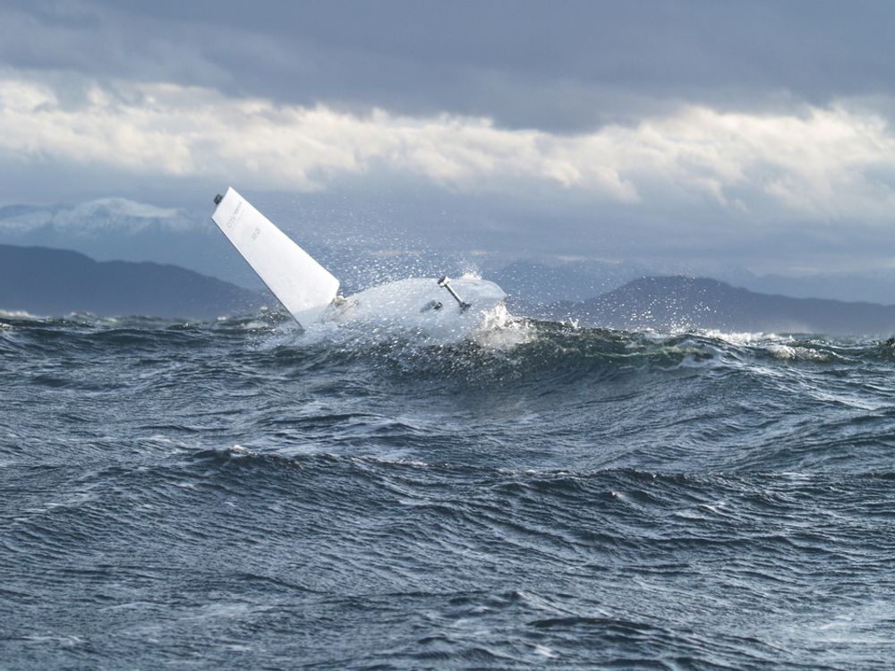 TEST: Seilbøya ble utsatt for tøffe værforhold utenfor Bergen under testing i høst.