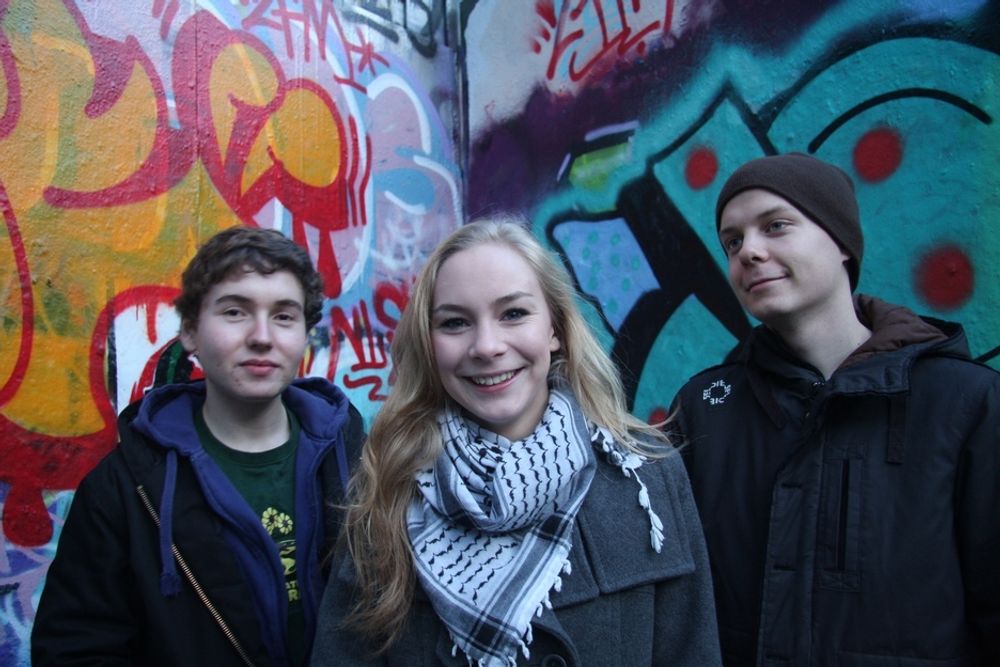 KAMPKLARE: Henrik Thommesen (18) leder i Oslo Rød Ungdom,  Linn-Elise Øhn Mehlen (18) og Torstein Aas (18) vil vise sitt engasjement i København. Det kommer titusener av andre gjøre.