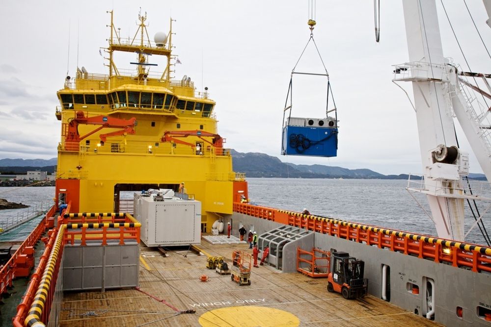 SYSTEM: Brenselscellen er plassert i den grå containeren mens en blå container med elektro- og styringssystemer fra Wärtsilä er på vei om bord i Viking Lady i september i år.