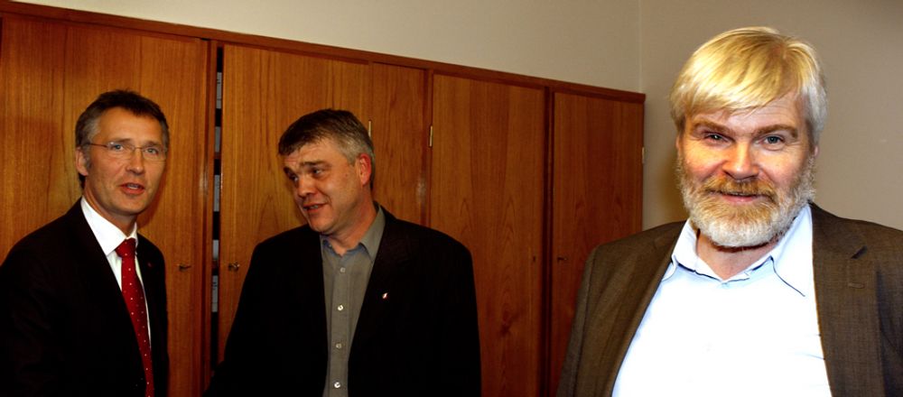 Leif Sande (t.h) gir de tillitsvalgte i prosessindustrien i Nordland støtte i at Jens Stoltenberg og resten av regjeringen ikke har fulgt opp valgløftene.