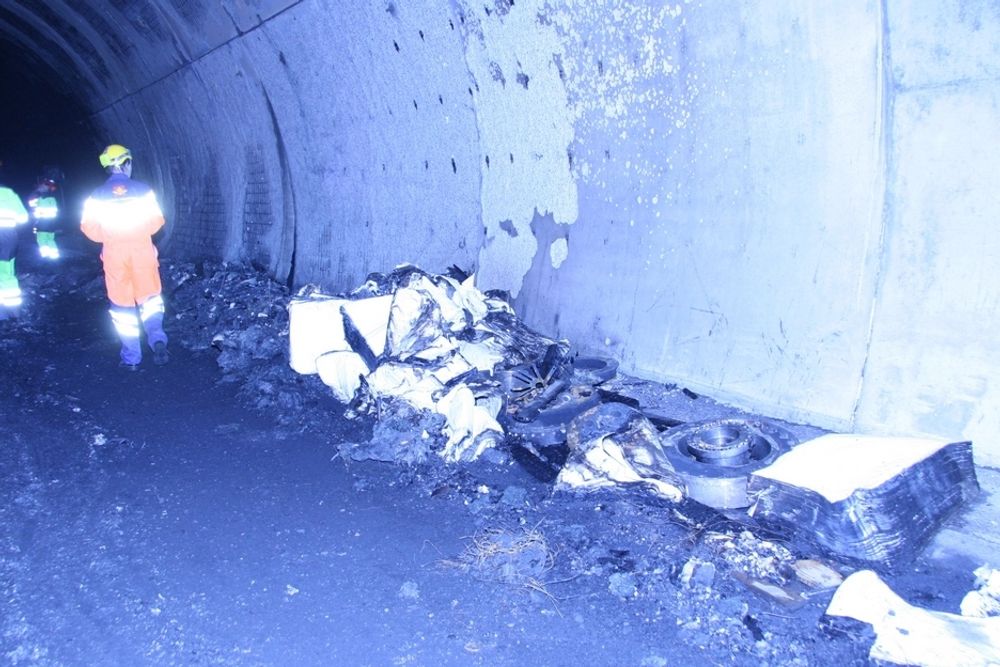 VRAKRESTERA: Fortsatt lå det utbrente vrakrester i tunnelen mandag ettermiddag. Elementene bærer preg av å være utsatt for høy varme og omfattende skader.