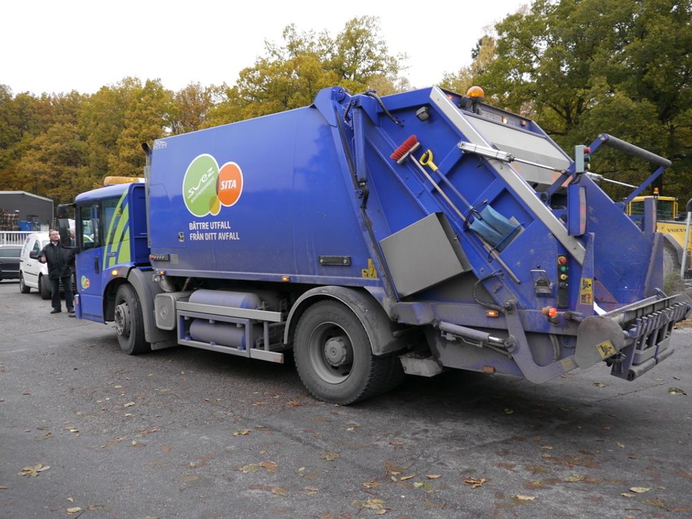 SØPPEL PÅ KLOAKKGASS: I Stockholm kjører svært mange av søppelbilene på biogass som etaten selv produserer fra fermentert kloakk. Bilen er utstyrt med åtte gasstanker i stedet for dieseltank.