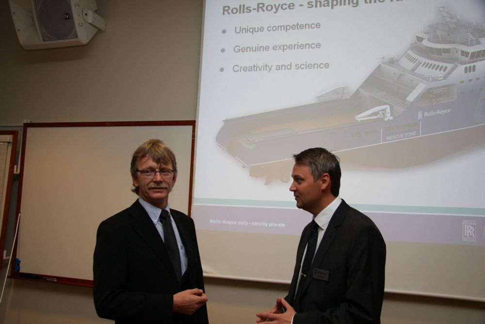 NYHET: Robert Kleppe (t.v) og desiognsjef Svein Kleven fra  Rolls-Royce hadde en stor nyhet med seg til Nor-Shipping: Ny design og konstruksjon av ankerhåndteringsfartøy, UT 790 CD.