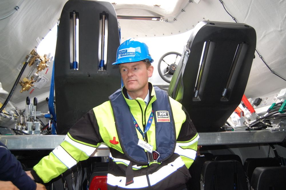 STOLT: Administrerende direktør Ove Røssland i Umoe Schat-Harding inni den nye frittfallivbåten, som rommer 70 personer.