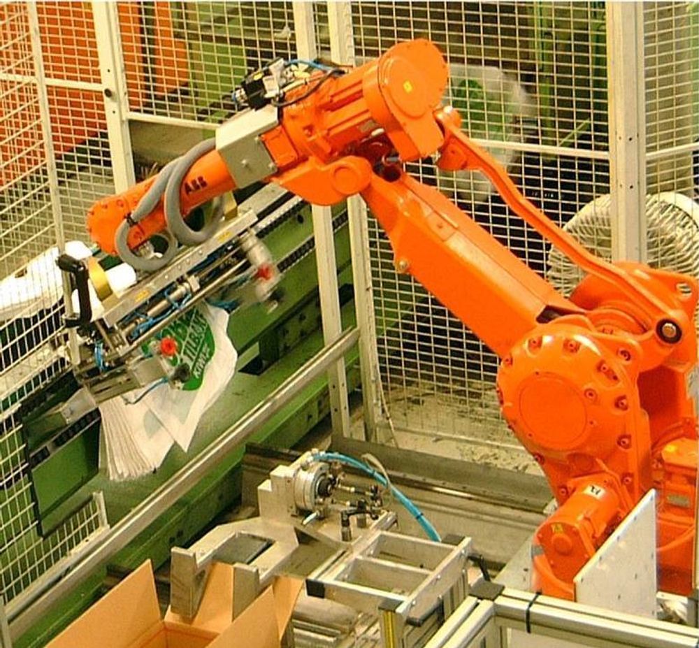 LURING: Robotløsningen hos Norfolier har vist seg å være en suksess, og inntjeningstiden for installasjonen er mindre enn tre år. FOTO: ABB