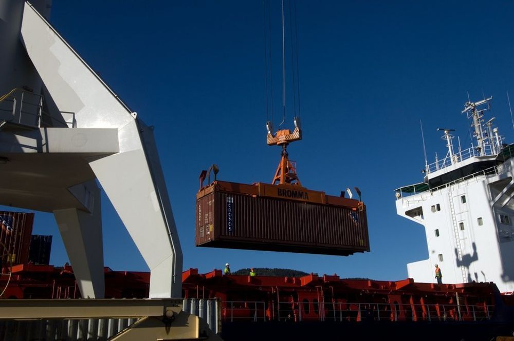 MILJØRIKTIG: Container rett fra skip til godstog og videre ut i landet.