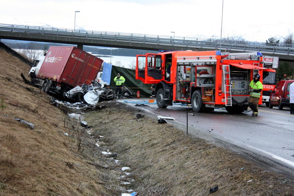 Bildet er tatt kort tid etter den tragiske ulykken i Årødalen i Molde, der Jon Sidney Potter (51) og hans kone Ann (47) omkom. De satt i den lille bilen (nærmest) som ble fullstendig ødelagt i kollisjonen med lastebilen.