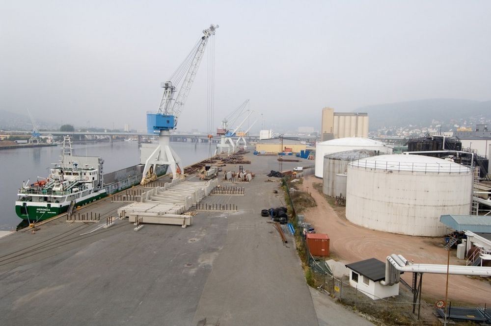 STOR: Drammen havn har nesten 2 km kai. I 2005 ble 3.168 millioner tonn godslastet og losset i havnedistriktet og i 2007 var økningen i godsmengde på over 17 prosent.
