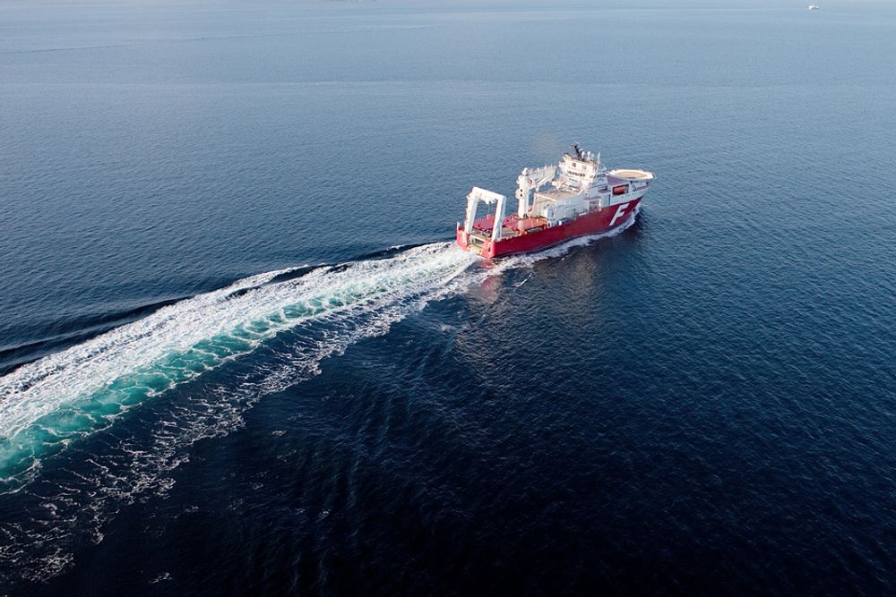 PLØYER: Far Samson er et topp moderne fartøy med betegnelsen CSV - Construction, Subsea Vessel. Skipet skal pløye grøft for rørledninger.