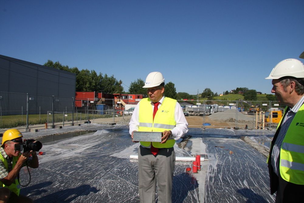 GRUNNSTEIN: Daværende olje- og energiminister Terje Riis Johansen la ned grunnsteinen til Akershus Energipark i sommer. Energiparken blir viktig for det nye studiet.