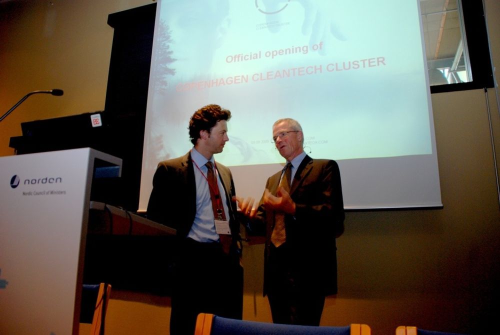SATSER: Dong-sjef Anders Eldrup (t.h.) får han presenterer Copenhagen Cleantech Cluster den 09.09.09, sammen med konsulenten Douglas Lloyd.