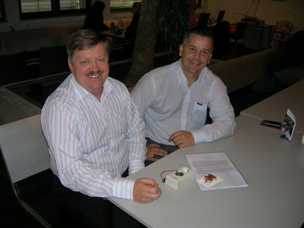 OPPFINNERE: De to oppfinnerne, Anders Sande til venstre og Stig Brusveen leter nå etter kompetente partnere til å vidreforedle prototypen på lysbuedetektoren.