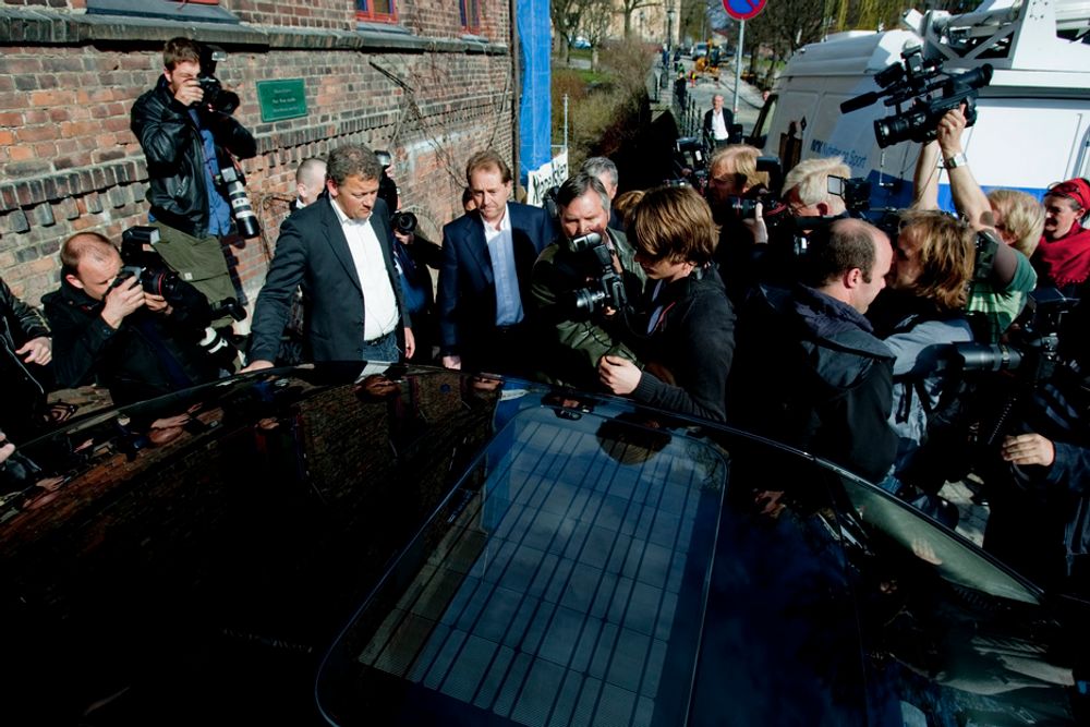 OMRINGET: Kjell Inge Røkke ble omringet av pressefolk da han slo tilbake mot staten med en tordentale onsdag. Røkke er provosert over at selskapene han har solgt omtales som søppel.