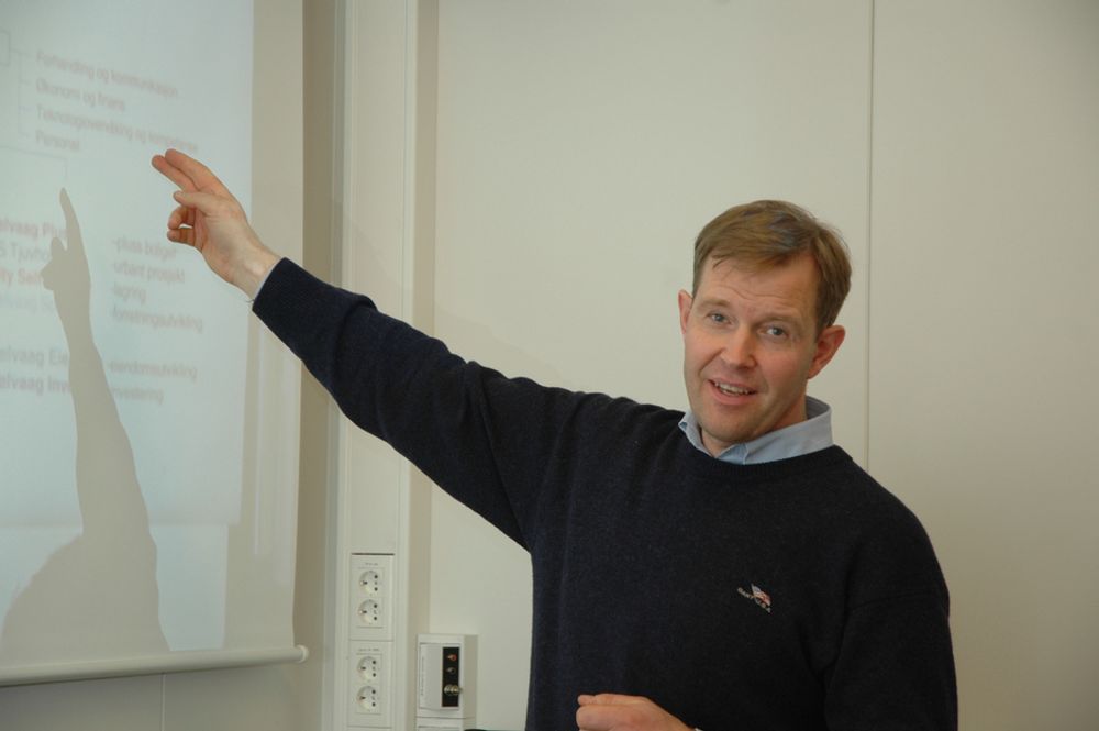 BESKYTTER UTVIKLING: Lars Christensen hos Selvaag Gruppen forklarer bedriftens strategi: - Alle driver med utvikling, denne må beskyttes for ikke å stoppe opp.