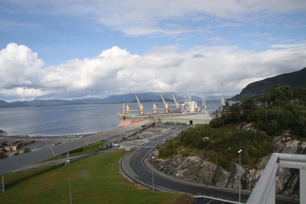 I HARDANGER: Sør-Al har sin egen havn hvor råstoff skipes inn, og ferdig aluminium skipes ut.
