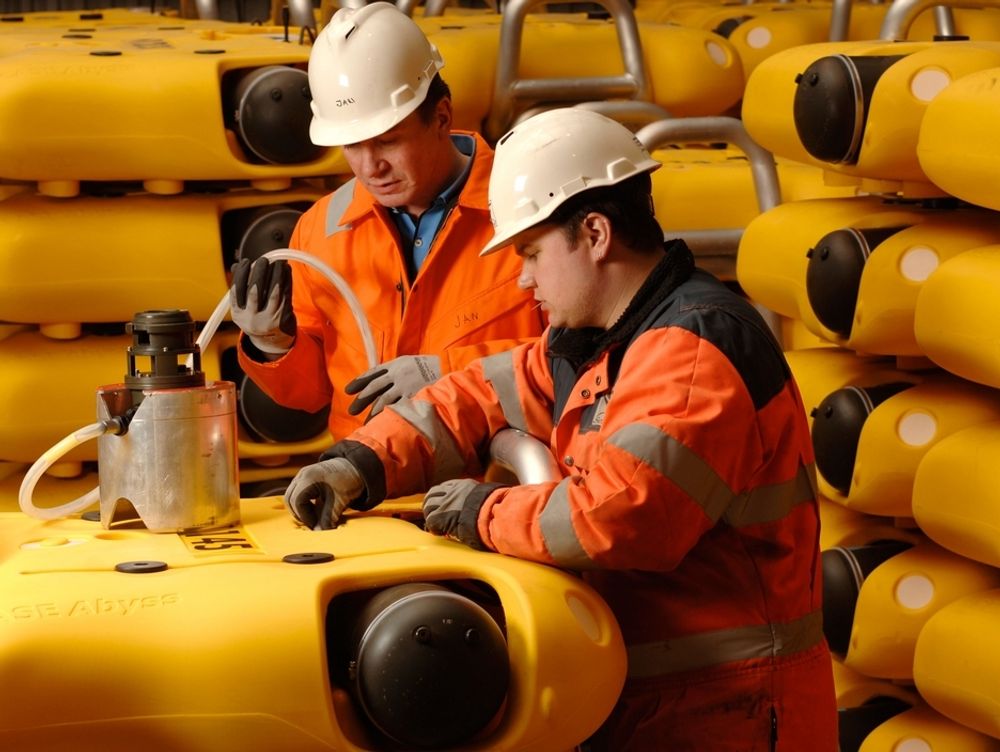 SENSOR: Denne dypvanssensoren fra Seabed Geophysical  i Trondheim kan brukes ned til havdyp på 3.000 meter. Sensoren CASE Ayss er utviklet blant annet med hjelp fra designere. Ifølge Seabed Geophysics har de fått et funksjonelt og pent produkt der det er enkelt å bytte ut batterier og deler uten å demontere enheten.