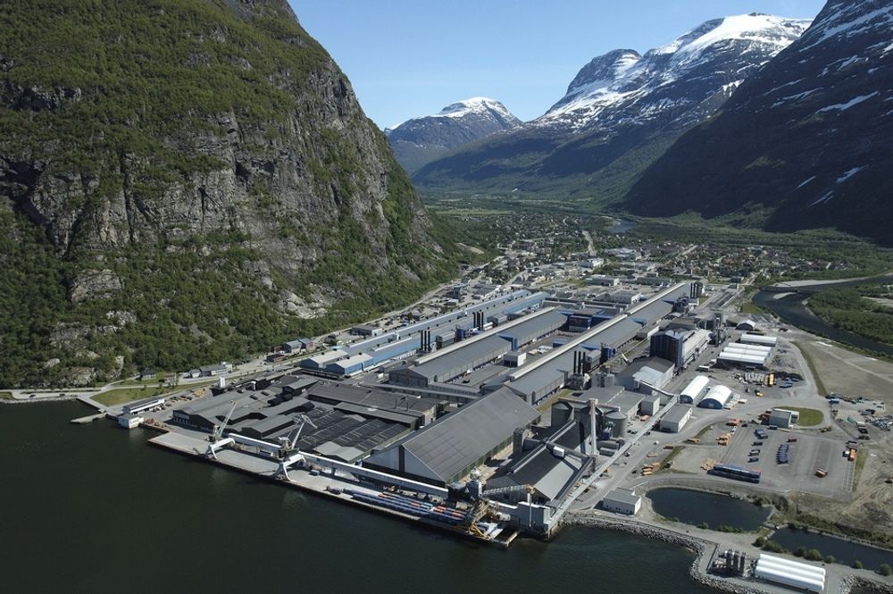 KAIPLASS: Hydro Sunndal ligger ved sjøen, slik de fleste aluminiumsanlegg gjør. Dermed er veien kort til utskiping, både mellom norske og utenlandske mottakere.