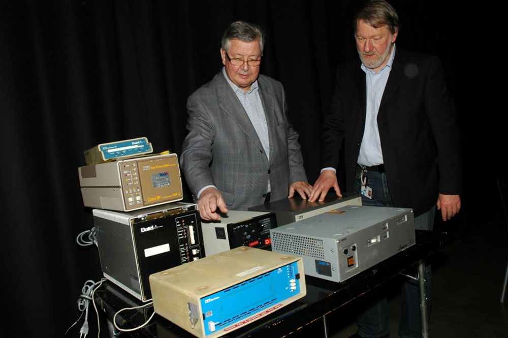 HISTORISKE BOKSER: Halvor Bothner-By og Jan Gunnarsen var begge med da de første Datel-modemene ble introdusert i 1969.