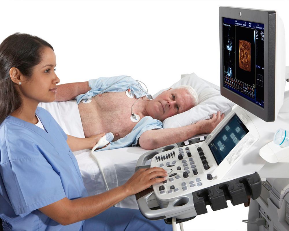 HOS LEGEN: GE Vingmed Ultrasounds ultralydapparater benyttes av leger verden over. Bildet viser det nye Vivid E9.