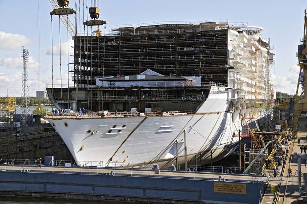 DIMENSJONER: Sakte men sikkert har Oasis of the Seas tatt form i dokka i Åbo fra kjøstrekk i 2007 til sjøsetting ett år etter.