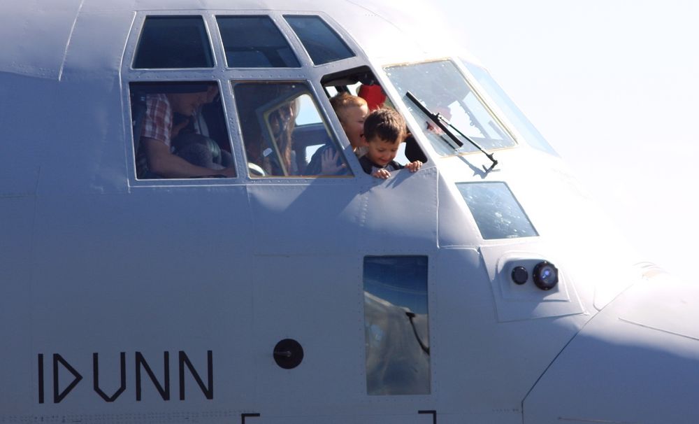Vordende piloter har funnet seg godt til rette i cocpiten til luftforsvarets nye Hercules, C-130J. «Idunn» ble levert fra Lockheed Martin tidligere i sommer.