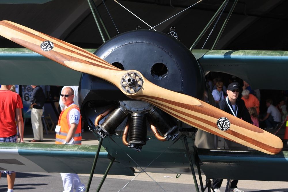 De originale tredekkerne fra Fokker var utstyrt med roterende motor, mens de fleste som flyr i dag har stjernemotor.