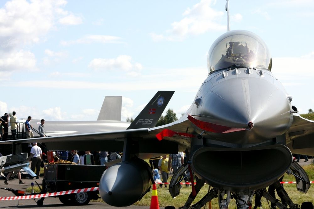 F-16 med modellen av den kommende etterfølgeren, F-35, i bakgrunnen.