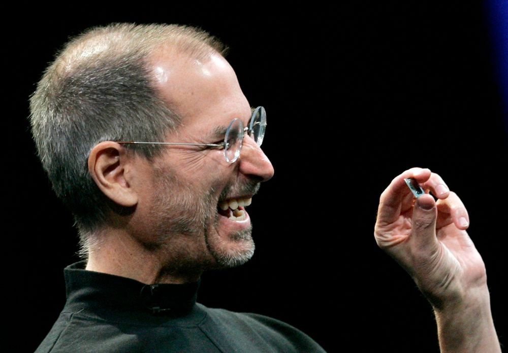 Steve Jobs med Intels nye Intel Core 2 Duo-prosessor.