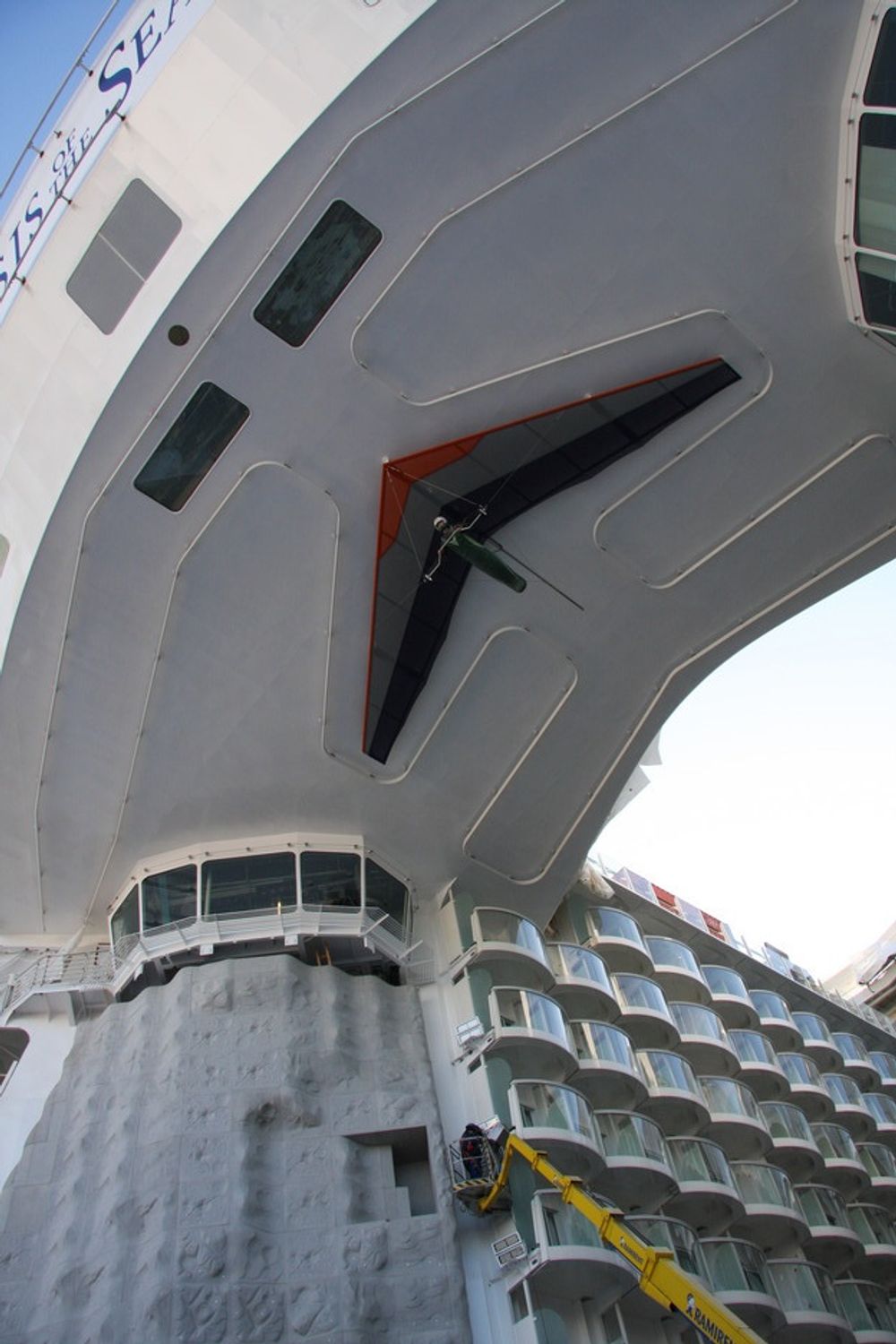 OPP: Klatrevegg og balkonger samt ett av 7.000 kunstverk som smykker skipet.