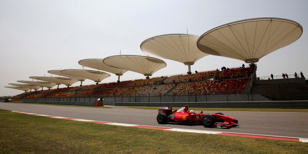 Formel 1-fører Felipe Massa og Ferrari-laget står med null poeng denne sesongen. Til årets tredje løp, Kina Grand Prix i Shanghai, hadde laget fjernet KERS-systemet fra bilene uten at det hjalp med poengsankingen.