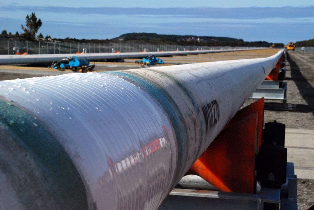LAGER: Rørlageret til Subsea 7 i Norge kan lagre rørlengder opptil 1500 meter, og strekker seg nesten helt opp til rullebanen på Ålesund lufthavn.
