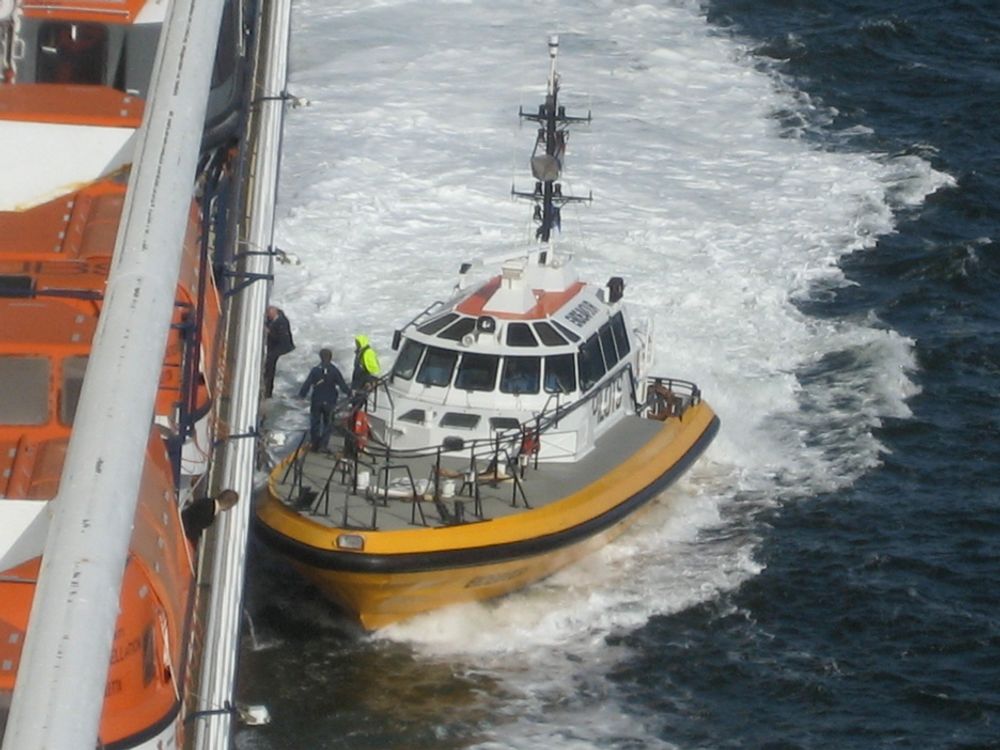 FIN FART: Nederlandsk losfartøy holder samme fart som skipet når losen skal klatre om bord.