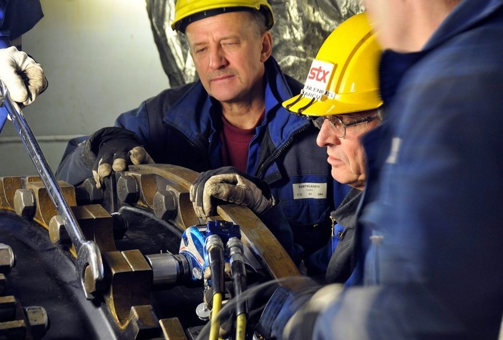 KONTROLL: En skipsdel granskes grundig av ingeniører og verftsarbeiderer på ett av STX Europe's verft i Finland.