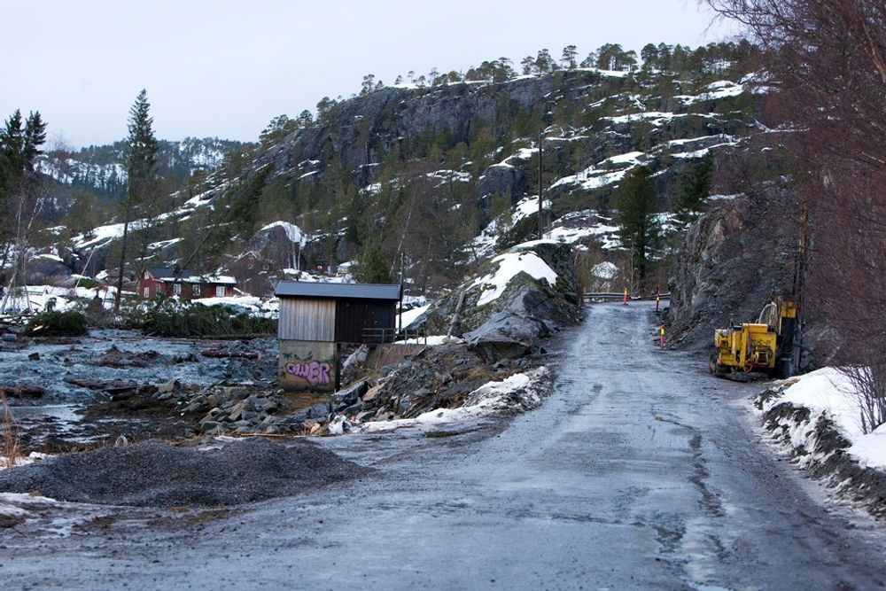 VEGARBEIDER: Anleggsarbeider for å utbedre en gammel veg er hovedmistenkte i jakten på årsaken til raset i Namsos.